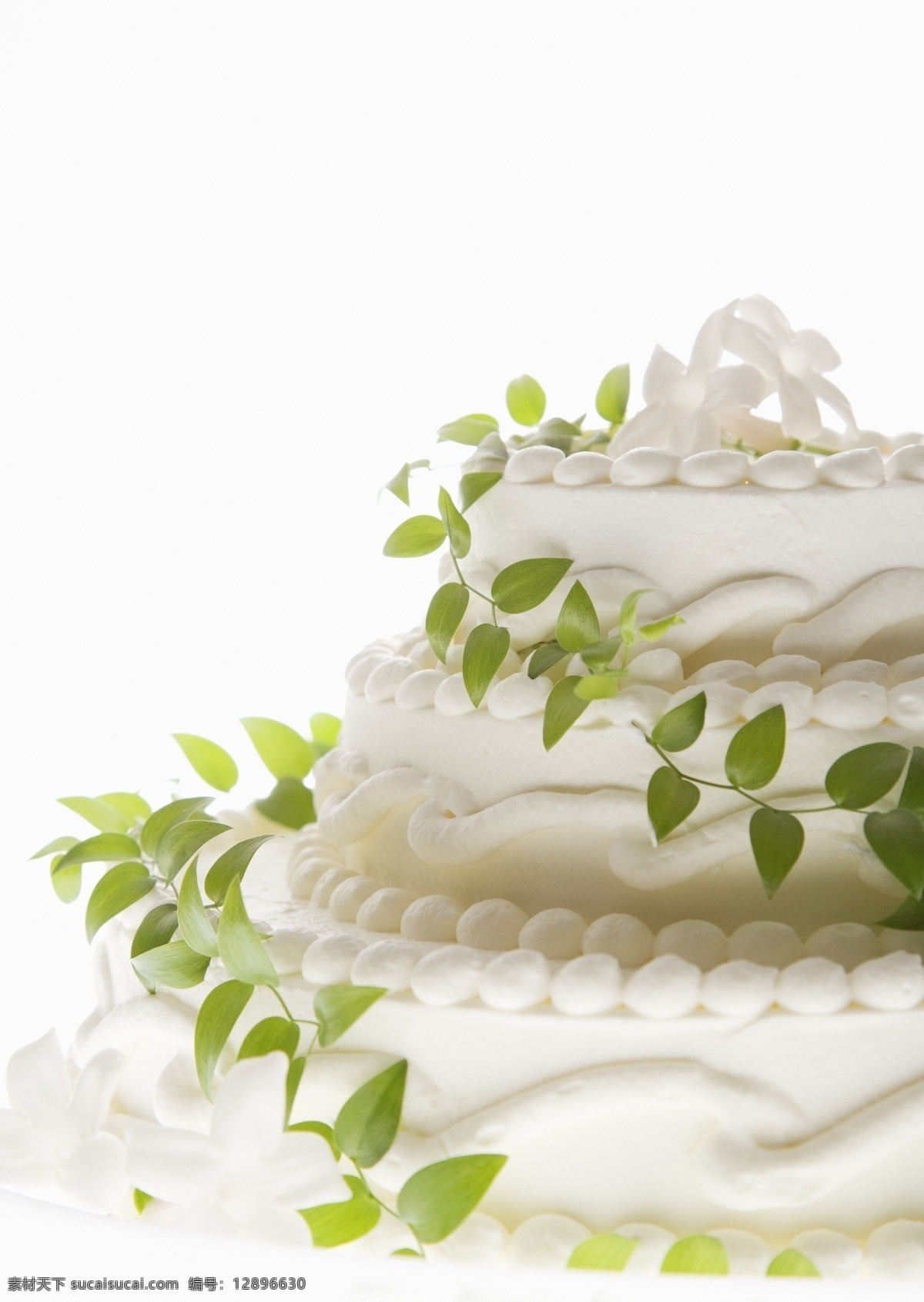新鲜 白色 奶油 蛋糕 绿叶 白色花朵 生日 餐饮美食 西餐美食 摄影图库 生日蛋糕图片