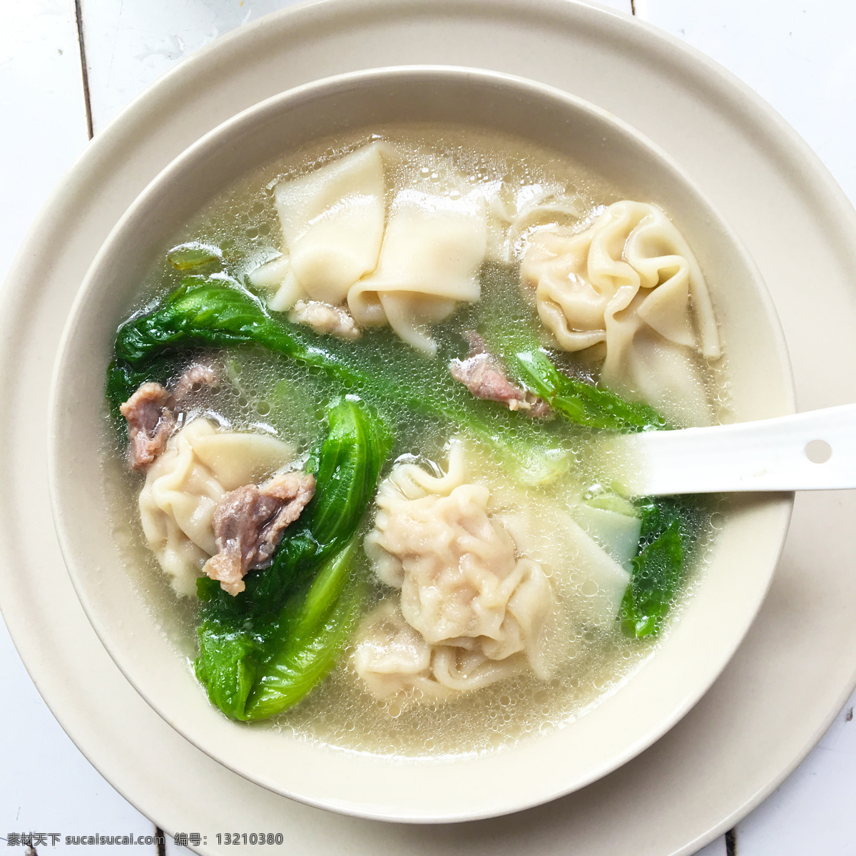 一碗云吞 云吞 混沌 青菜 勺子 碗 盘子 宜家家具 高清图片 餐饮美食 传统美食