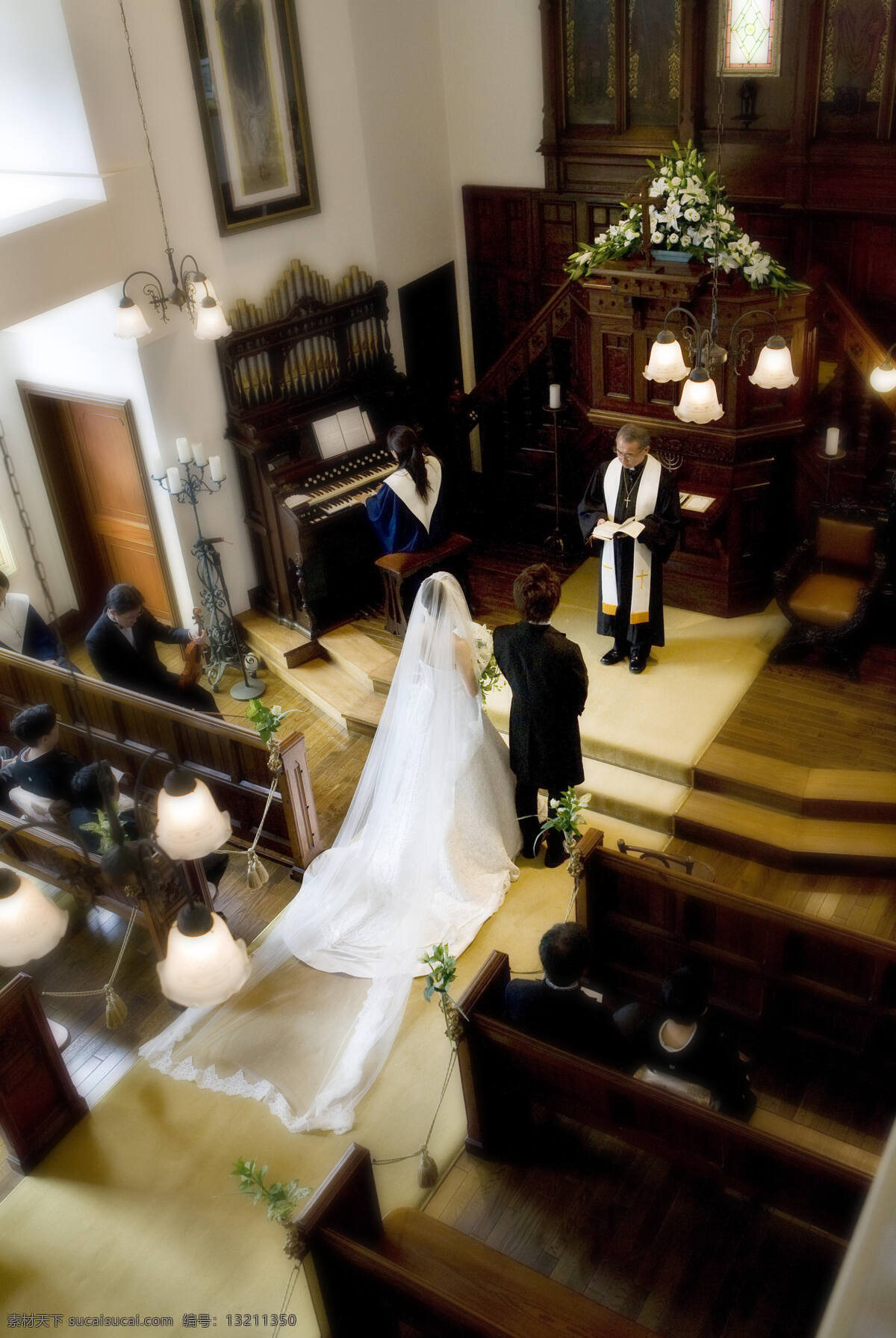 西方 教堂婚礼 照片 教堂 婚礼 婚纱 神父 祈祷 人物摄影 人物图库