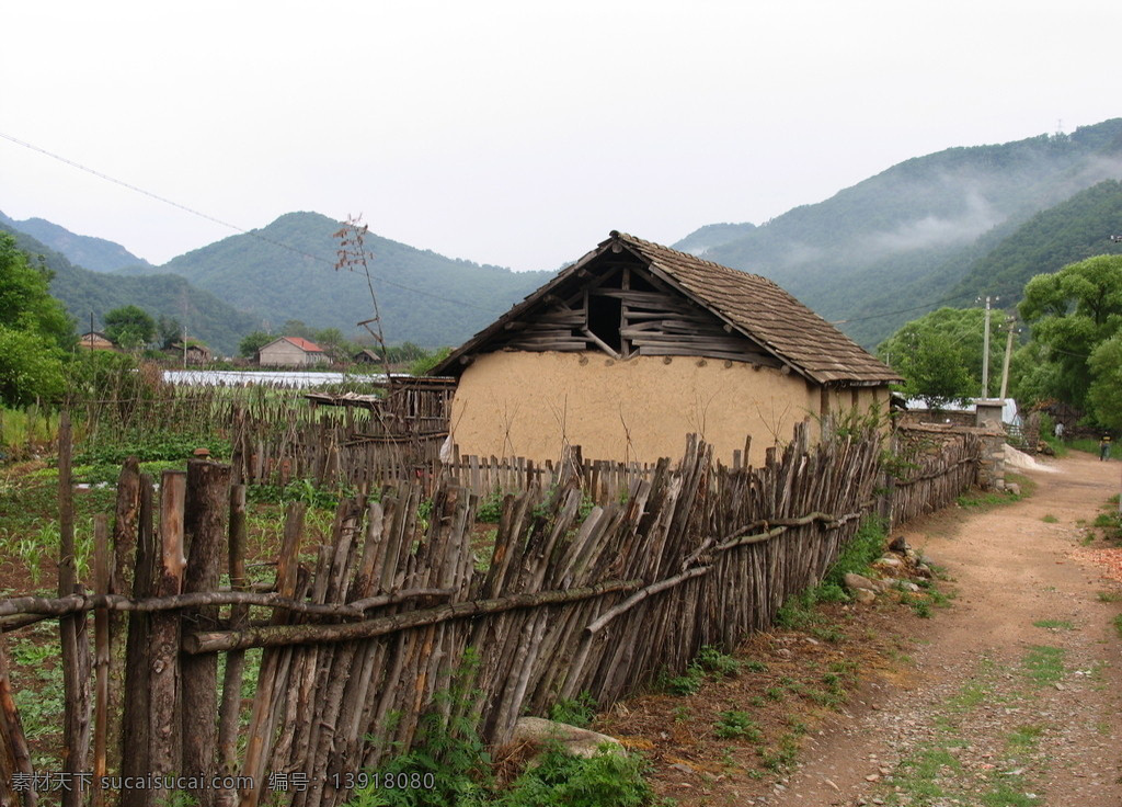 乡村 小路 山峰 树林 围栏 土房子 风景 生活 旅游餐饮