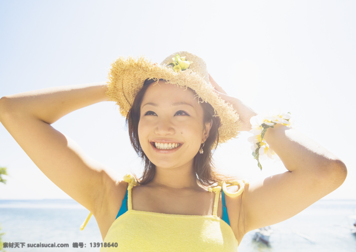 海滩美女 海洋 蓝天白云 美女特写 女性女人 人物图库 摄影图库 摄影作品 滩 美女图片 太阳帽 手花 笑脸 耳坠 休闲美女图片 psd源文件