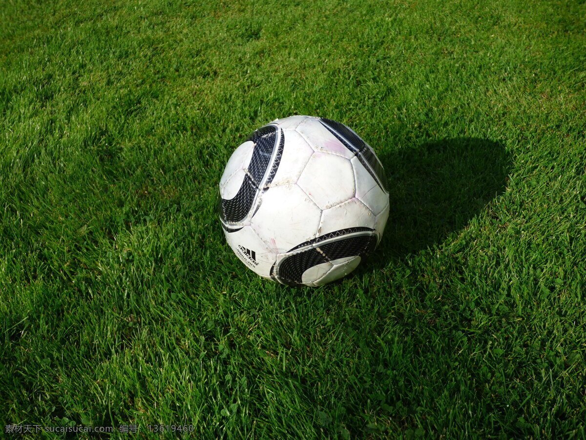 草地足球高清 足球图片 足球 草地 草坪 绿草地 绿草