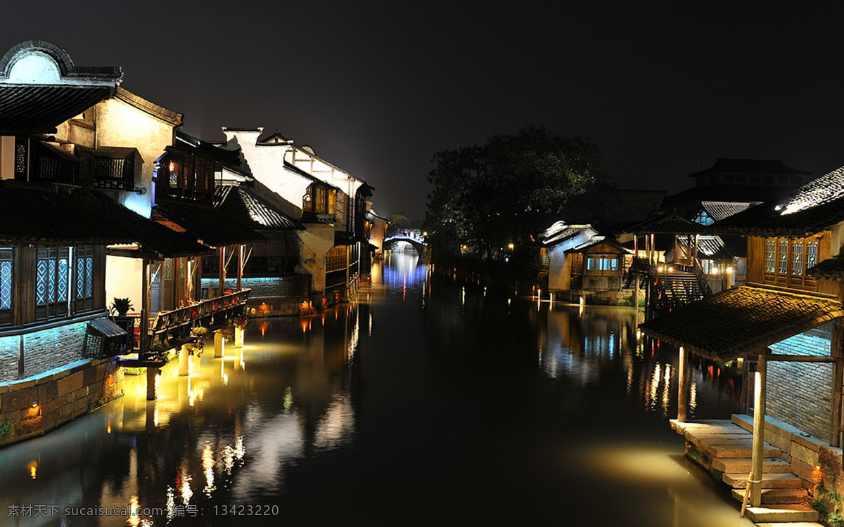 乌镇夜色 小桥流水 浙江省 嘉兴市 桐乡市 乌镇 江南 水乡 夜景 夜景效果 运河两边楼阁 五光十色 水中 倒影 河边的树木 石台阶 漆黑天空 风景 生活 旅游餐饮