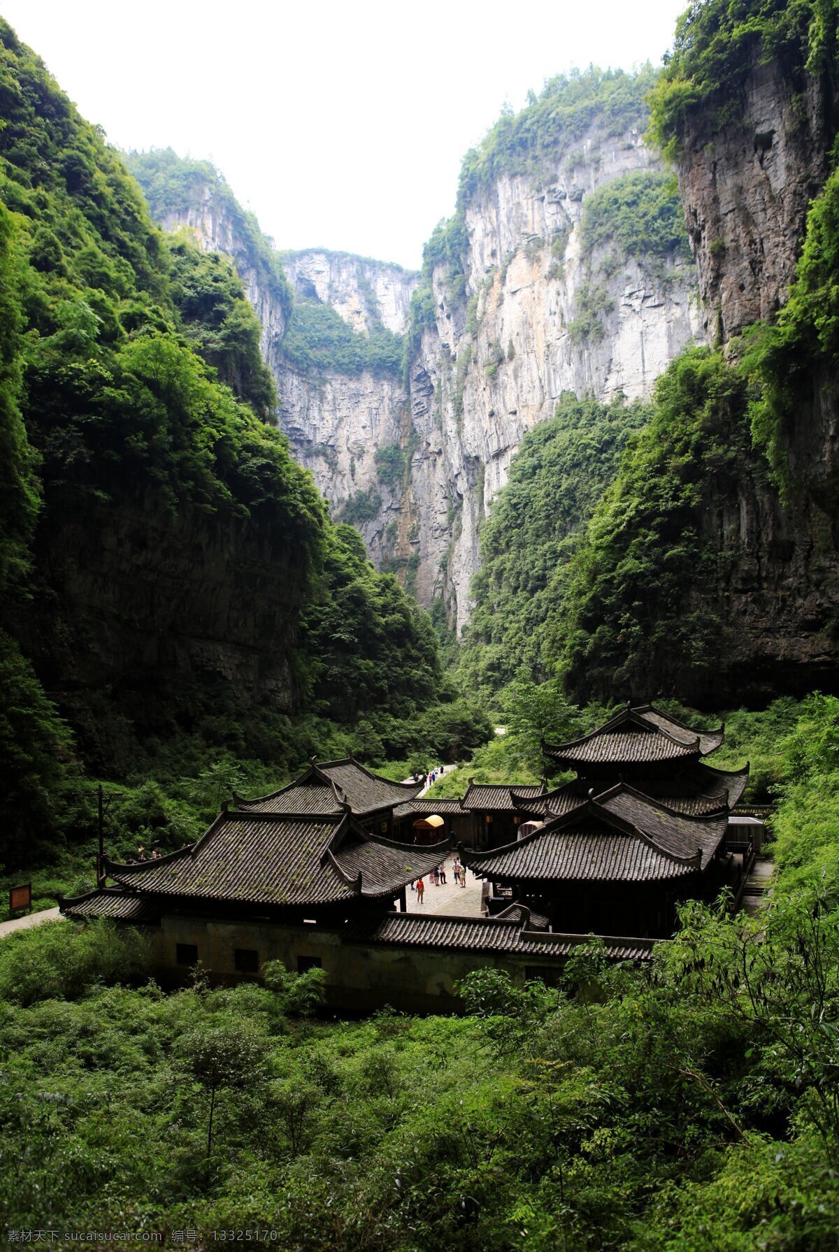 山间庄园 重庆 武隆 天坑 山间 庄园 石壁 树木 武隆天坑风光 自然风景 自然景观