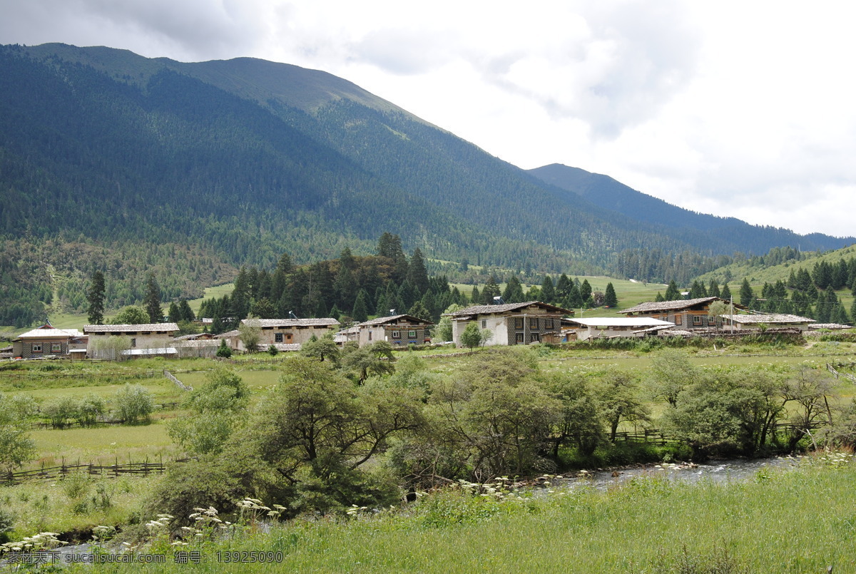 大山 里 民居 草地 绿树 绿树林 山脉 天空 远山 风景 生活 旅游餐饮