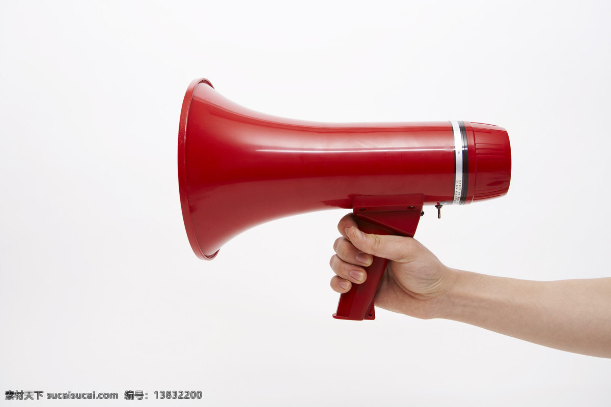 手拿话筒 话筒 红色话筒 白色手套 喊话 大声叫喊 塑料话筒 手势表达 其他人物 人物图库