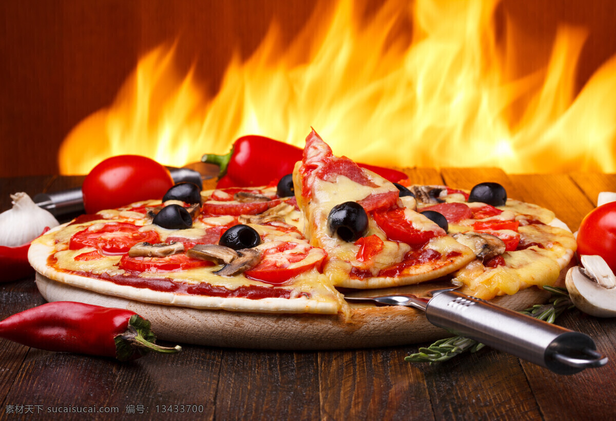 火炉 旁 美味 披萨 火 辣椒 红辣椒 蒜 番茄 水果披萨 切开的披萨 披萨托盘 外国美食 餐饮美食