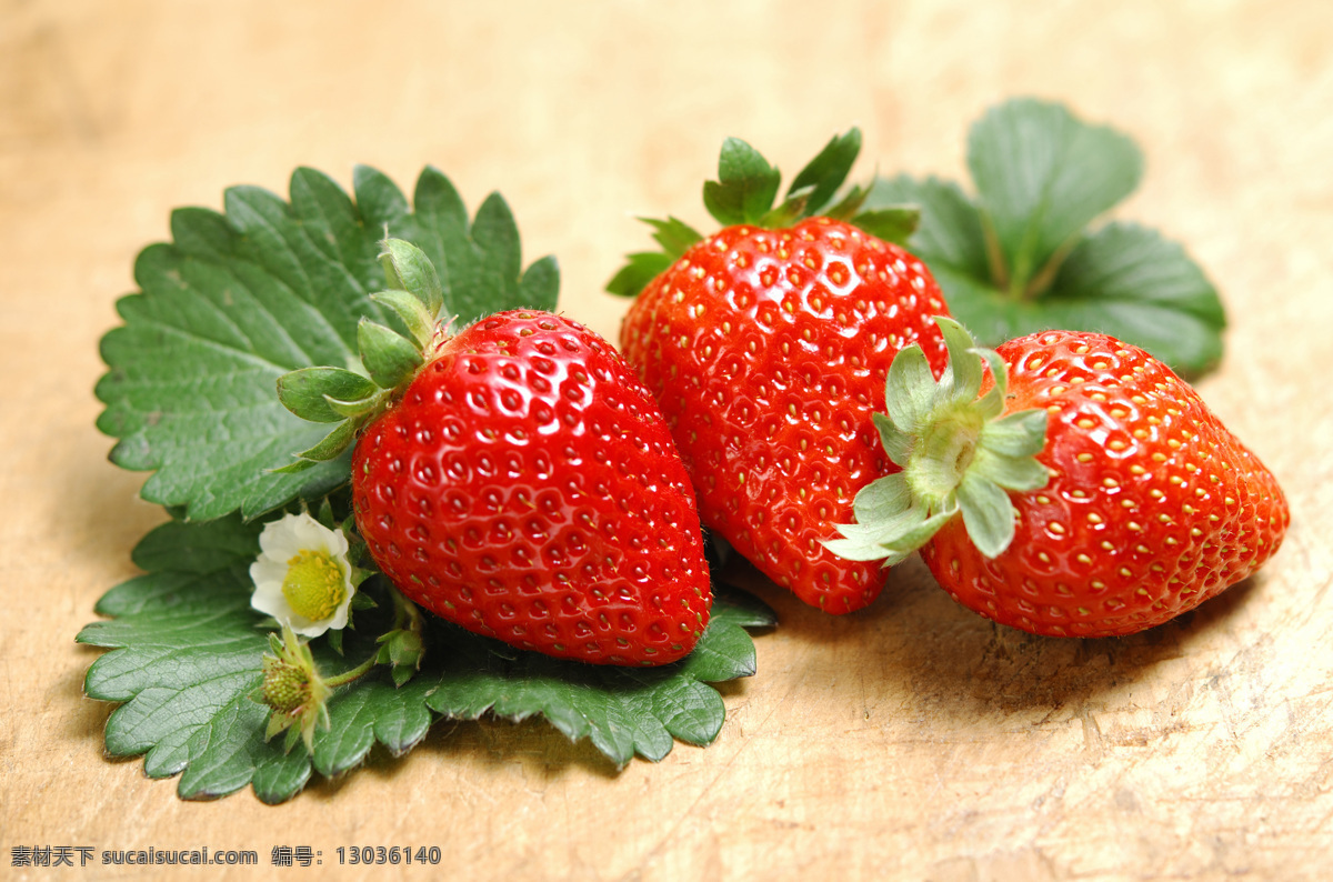 水果免费下载 草莓 高清 红色 绿叶 水果 叶子 诱人 风景 生活 旅游餐饮