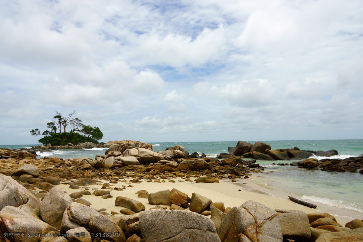 巴厘岛 大海 岛屿 海边 海浪 海水 海滩 礁石 岩石 海边的岩石 印度尼西亚 旅游 景点 岛礁 浪花 沙滩 自然风光 自然风景 旅游摄影 psd源文件