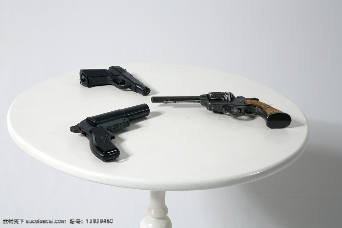 圆桌 上 三 枪支 手枪 武器装备 桌子 军事武器 现代科技