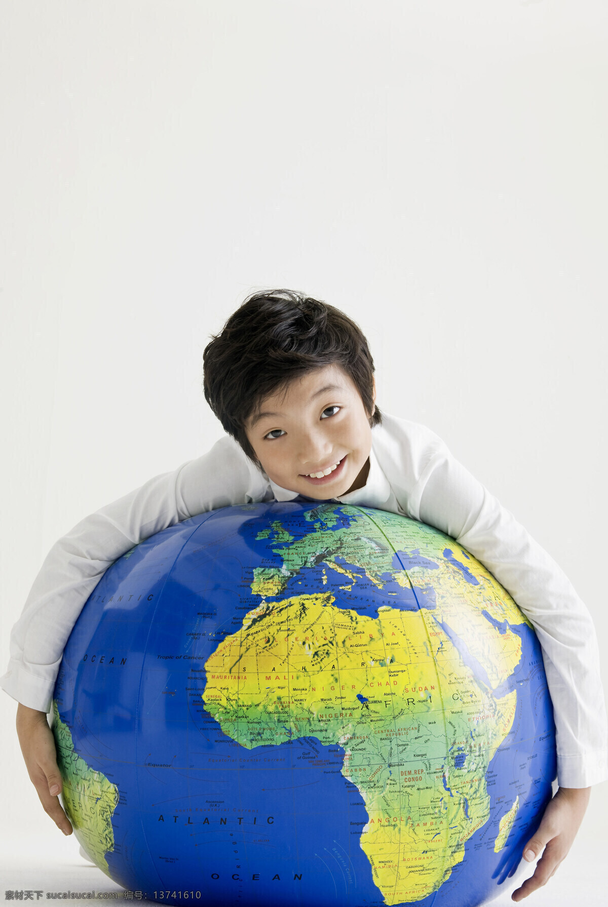 抱 地球仪 可爱 男生 学生 同学 男孩 儿童 小学 学校 教育 课堂 微笑 地理课 抱着 摄影图 素材图库 高清图片 地球图片 环境家居