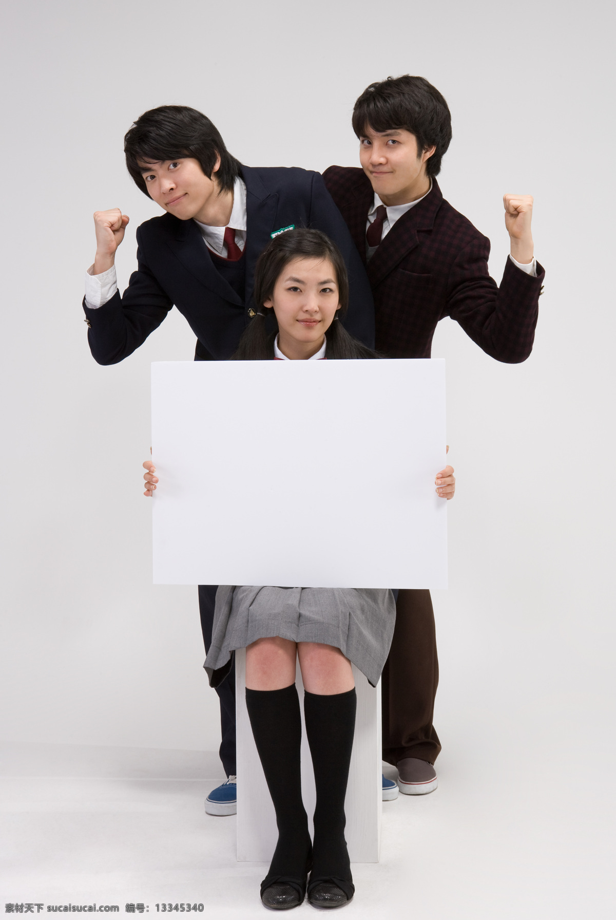 三个 开心 自信 学生 女生 男生 同学 朋友 友谊 服装 学生服 正装 坐着 站着 拿着 白板 亲密 举手 微笑 高清图片 生活人物 人物图片