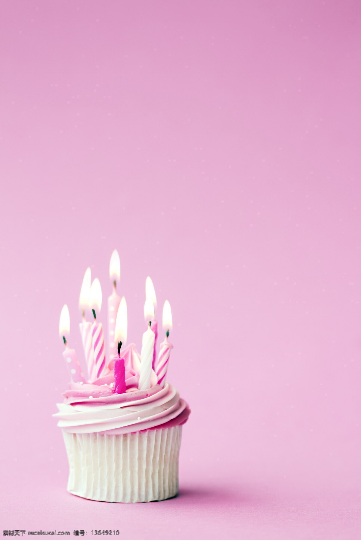 粉色 蜡烛 奶油 蛋糕 奶油蛋糕 生日蛋糕 蛋糕美食 糕点 生日蛋糕图片 餐饮美食