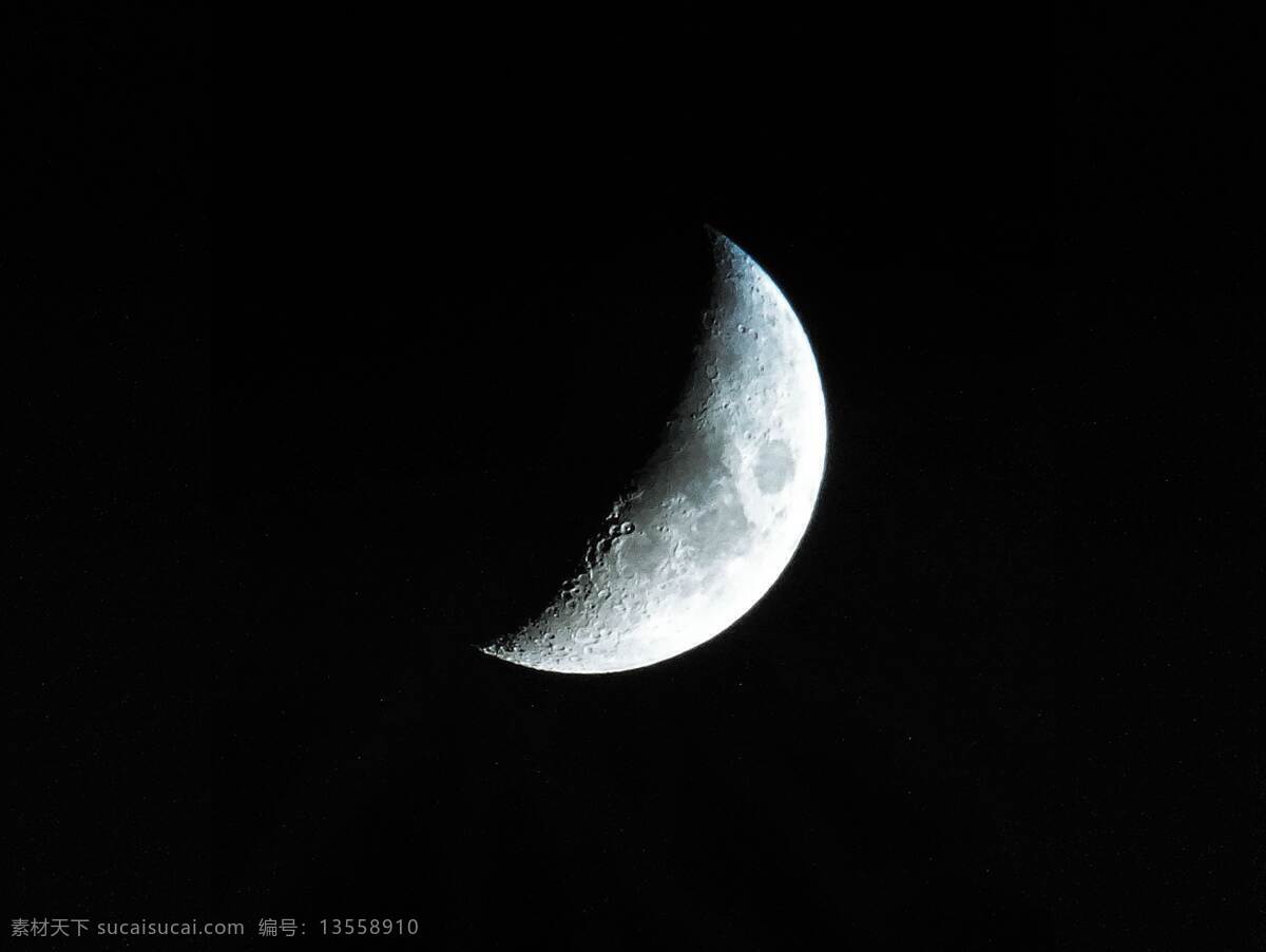 月亮 柔弱 亮面 暗面 阴影 斑点 月光 星球 太阳 阳光 列日 光亮 橘色 橙色 太阳光 耀眼 摄影图 自然景观 自然风景