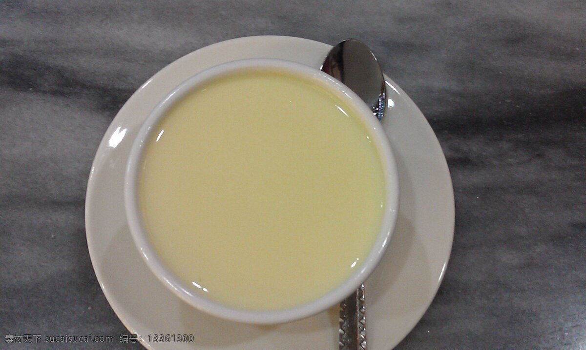 顺德双皮奶 双皮奶 黄色 碟子 大理石桌面 糖水 食品 传统美食 餐饮美食