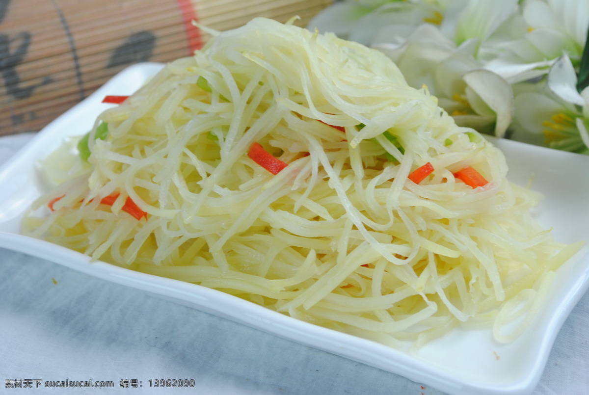 炝拌土豆丝 炝拌 土豆丝 胡萝卜 土豆 白色背景 竹子 传统美食 餐饮传统美食 餐饮美食