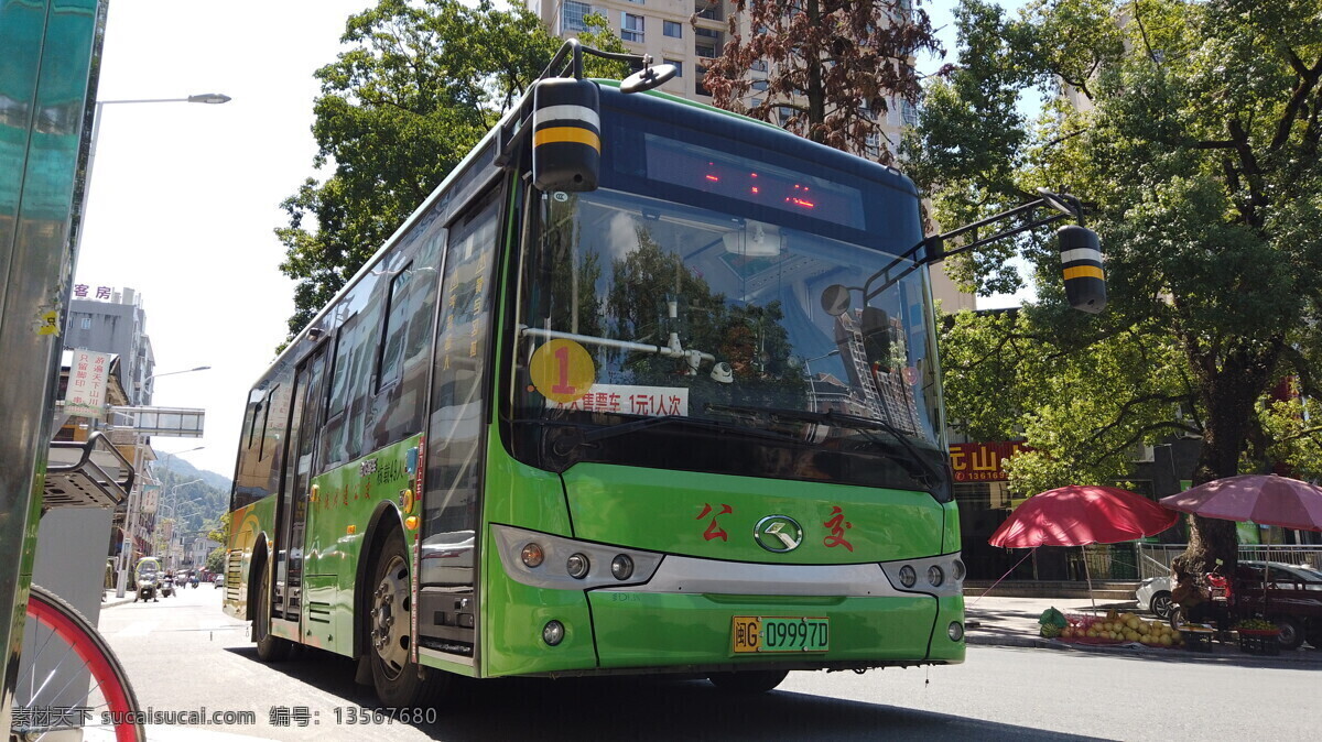 公交车 路边 绿色 巴士 公共交通 现代科技 交通工具