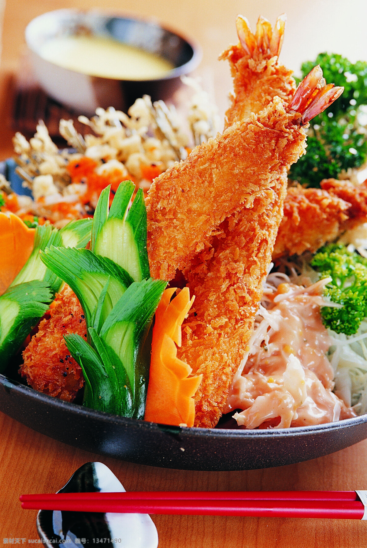 炸虾蔬菜沙拉 炸虾 生菜 沙拉 萝卜丝 红萝卜 西兰花 筷子 西餐美食 餐饮美食