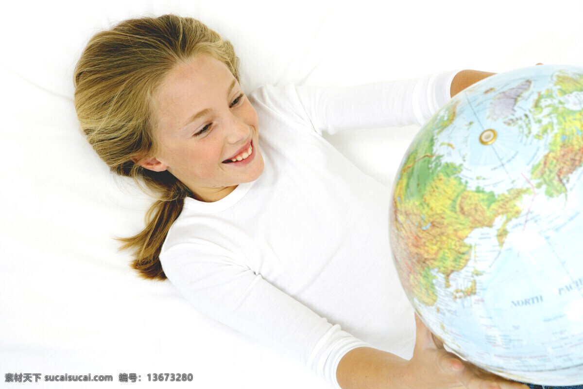 抱 地球仪 女孩 美女 金发女孩 外国儿童 外国小孩 拿着地球仪 开心笑容 女性女人 人物素材 地球图片 环境家居
