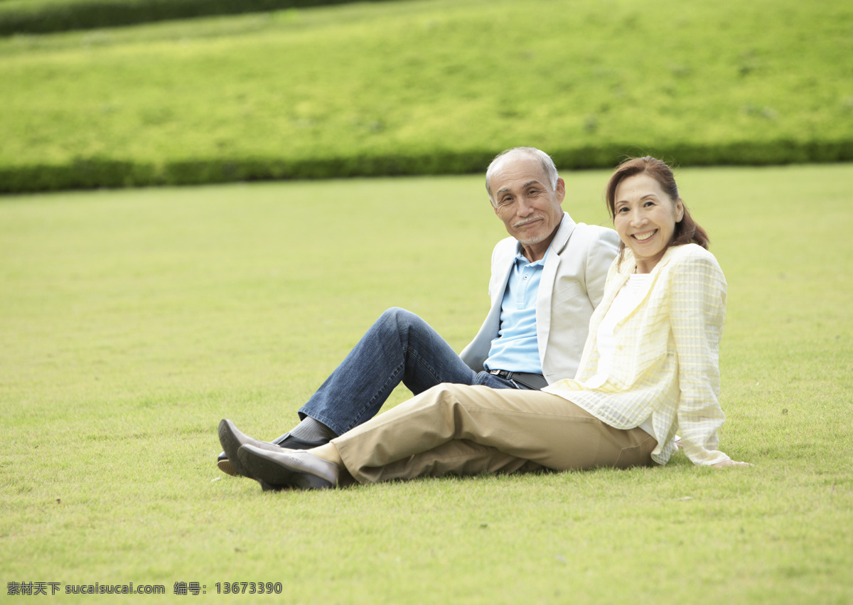 坐在 草坪 上 老 夫妻 老两口 夫妻俩 老夫老妻 夫妇 老人 老人图片 人物素材 人物图片 人物摄影 生活人物