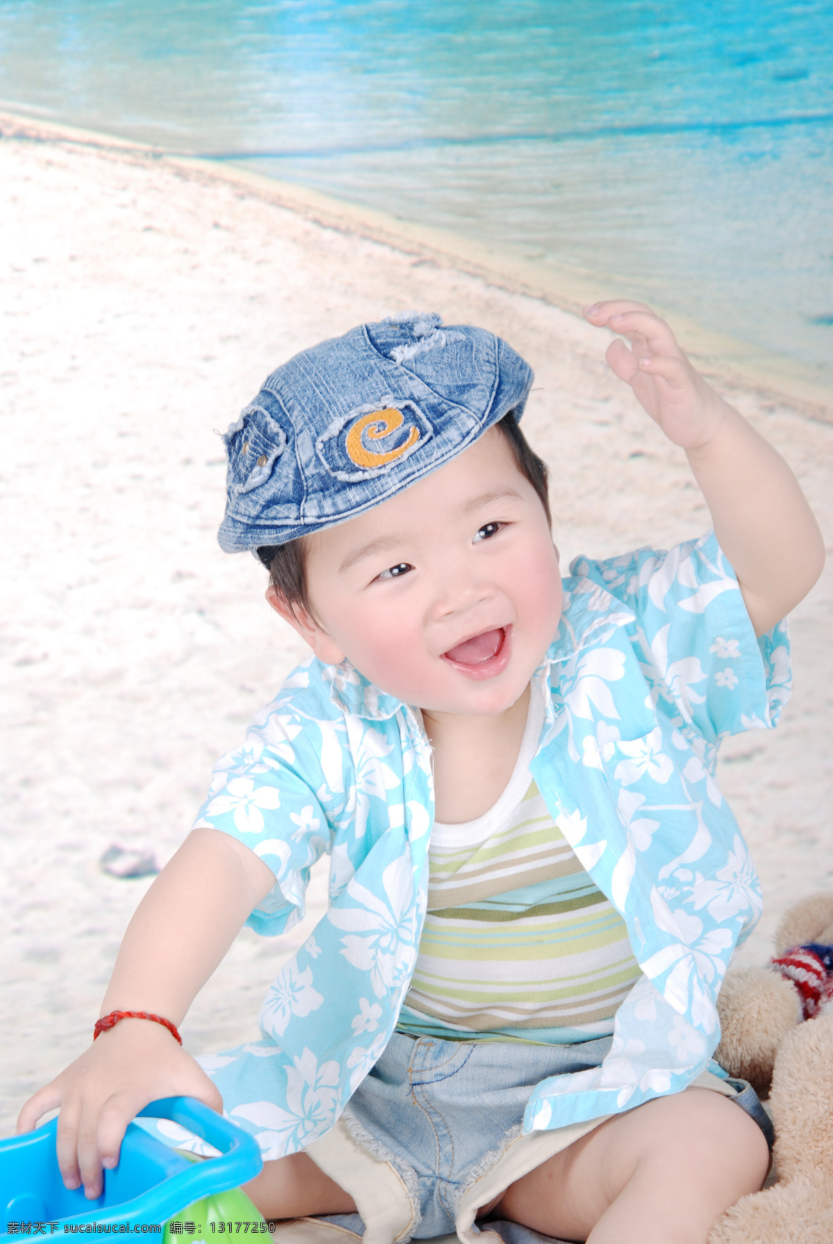 可爱 小孩 儿童幼儿 可爱小孩 人物图库 摄影图库 夏天海滩 带帽 小衬衫 封面宝宝 psd源文件
