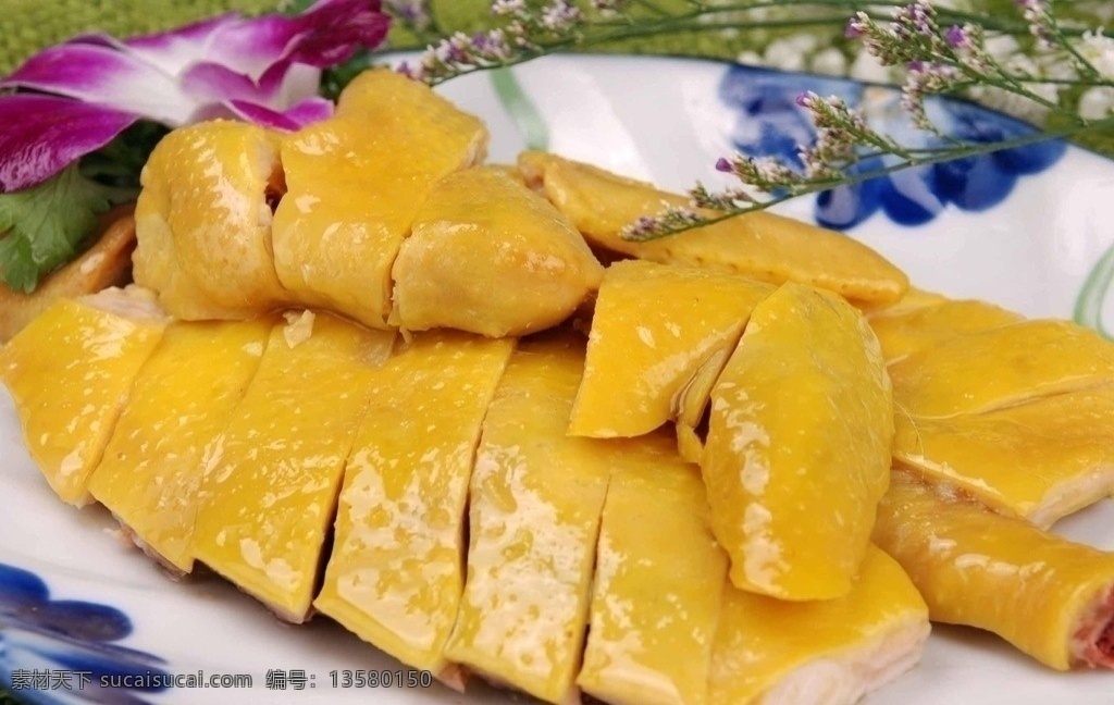 葱油 白斩鸡 草母鸡 主料 葱姜料酒 汆入沸水 出锅冷却 上葱油 斩块装盆 色香味俱佳 传统菜肴 大众菜谱 美食天下 传统美食 餐饮美食