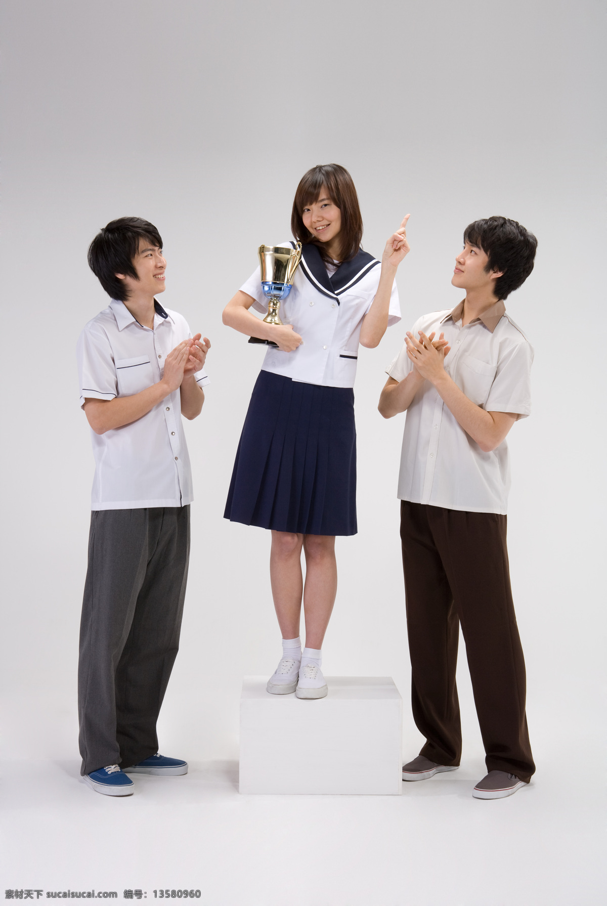 捧 奖杯 学生 女生 男生 三个人 捧着 奖台 服装 学生服 朋友 同学 友谊 亲密 手势 阳光 自信 微笑 开心 高清图片 生活人物 人物图片
