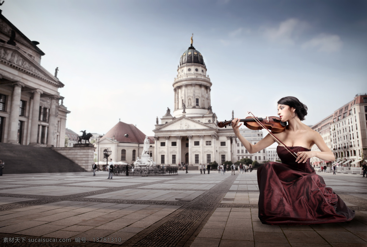 城市 中 拉 小提琴 人物 建筑 房子 人物摄影 美女 乐器 天空 广场 生活人物 人物图片