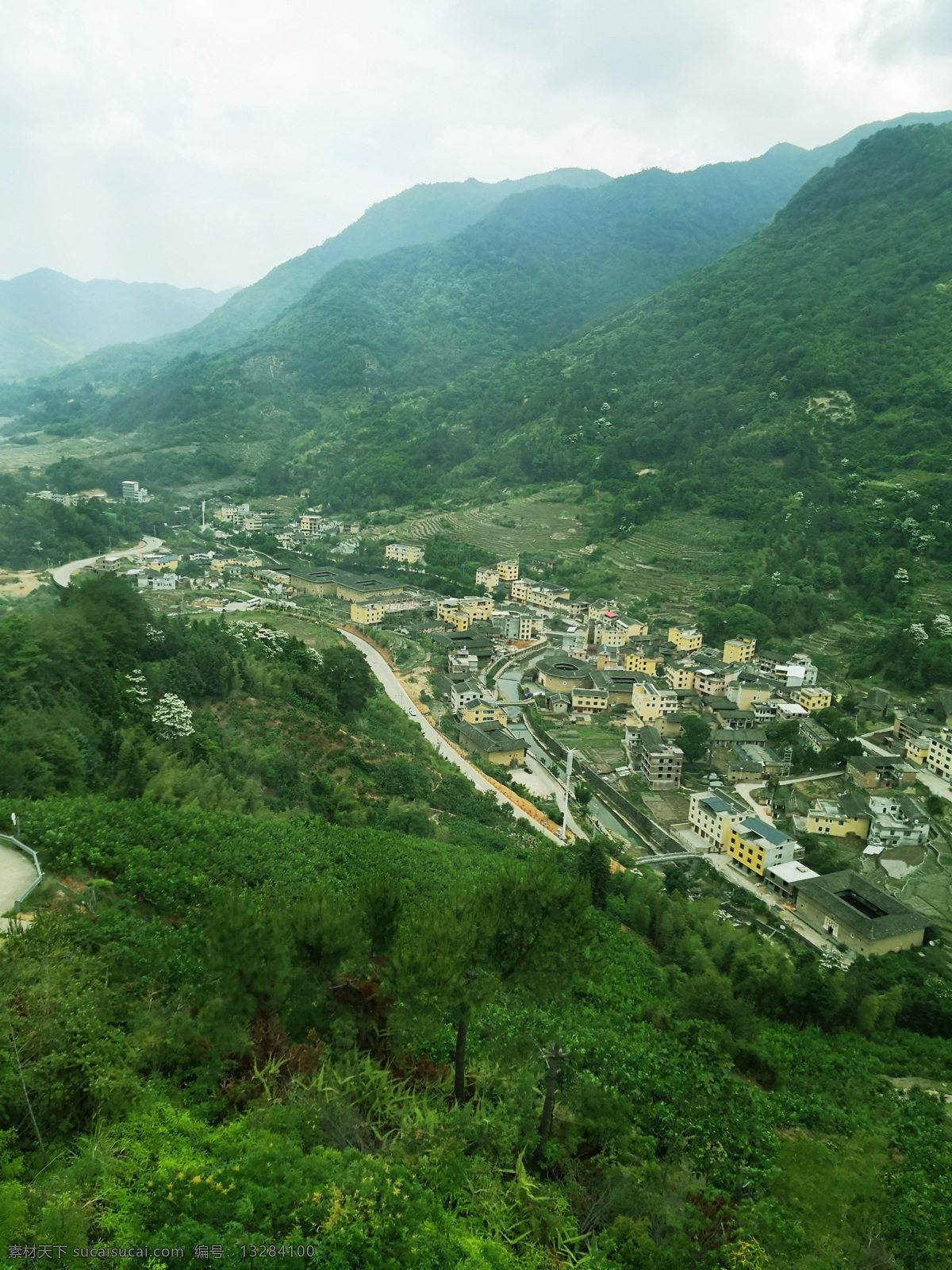 山中建筑 建筑 道路 房子 树木 高山 蓝天 白云 自然景观 自然风景