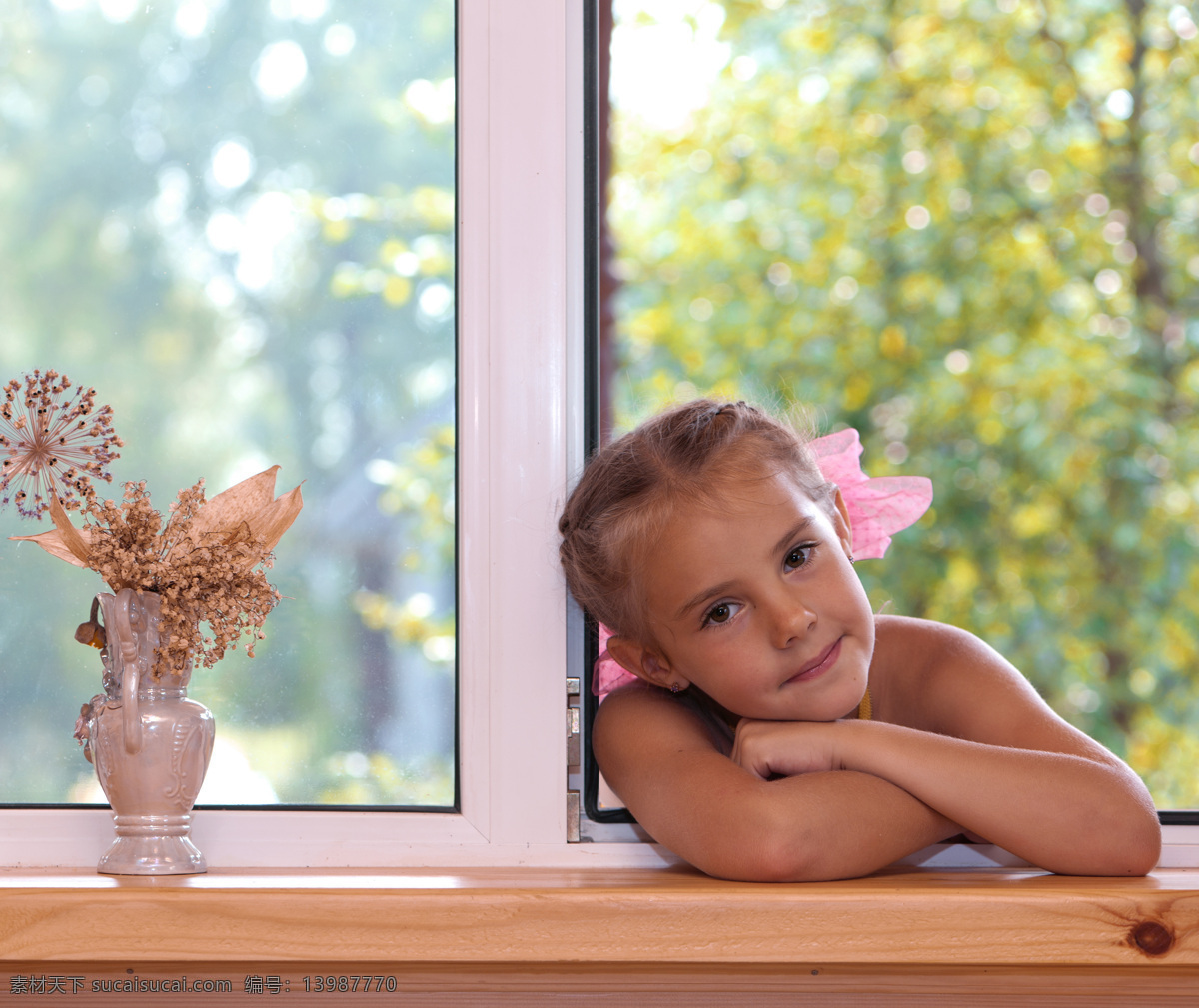 趴在 窗台 上 外国 小女孩 女孩 外国小女孩 趴着 树 窗户 花瓶 花 人物摄影 儿童图片 人物图片