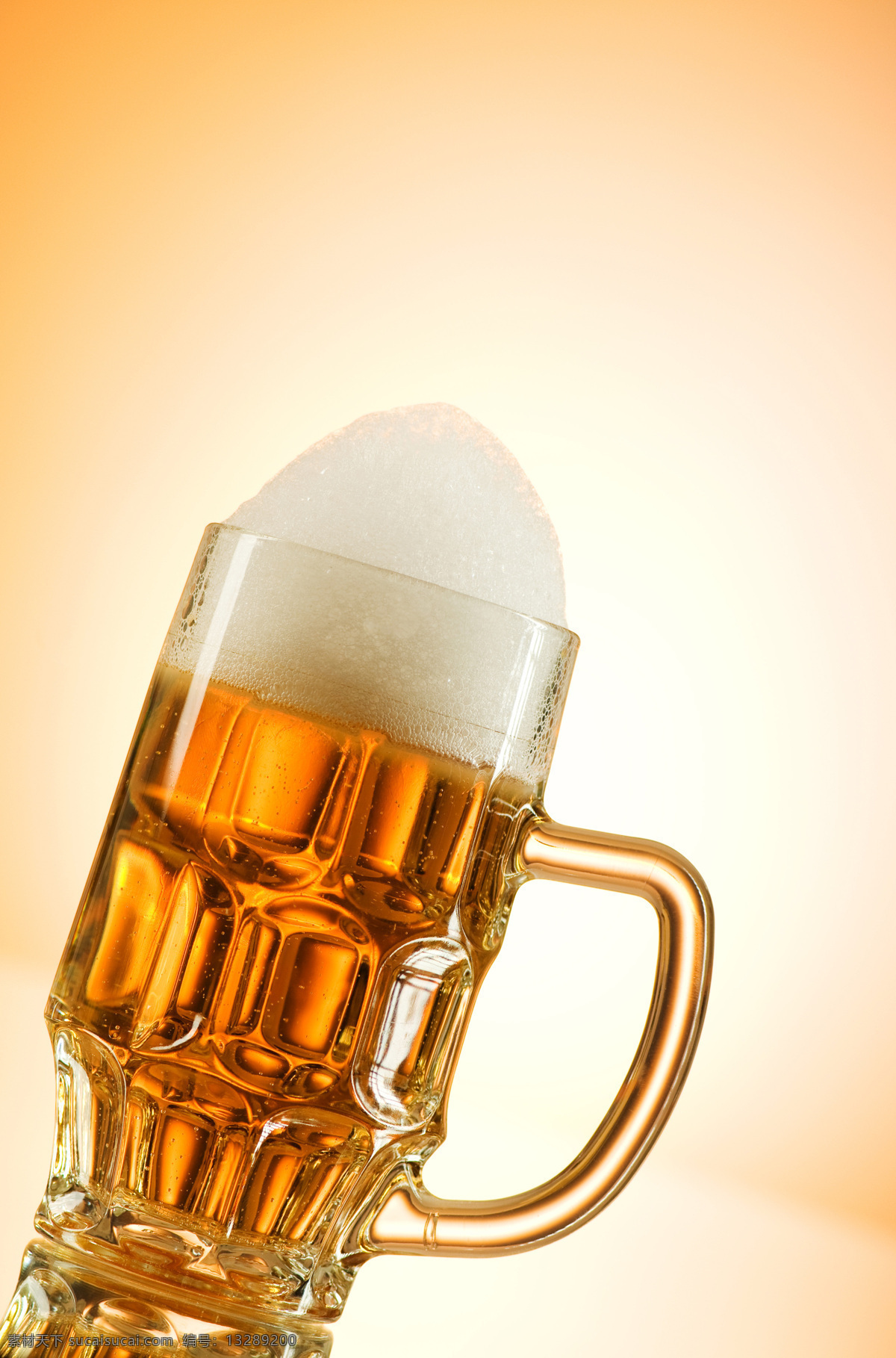 一杯 啤酒 带沫啤酒 玻璃杯 酒水饮料 餐饮美食 酒类图片