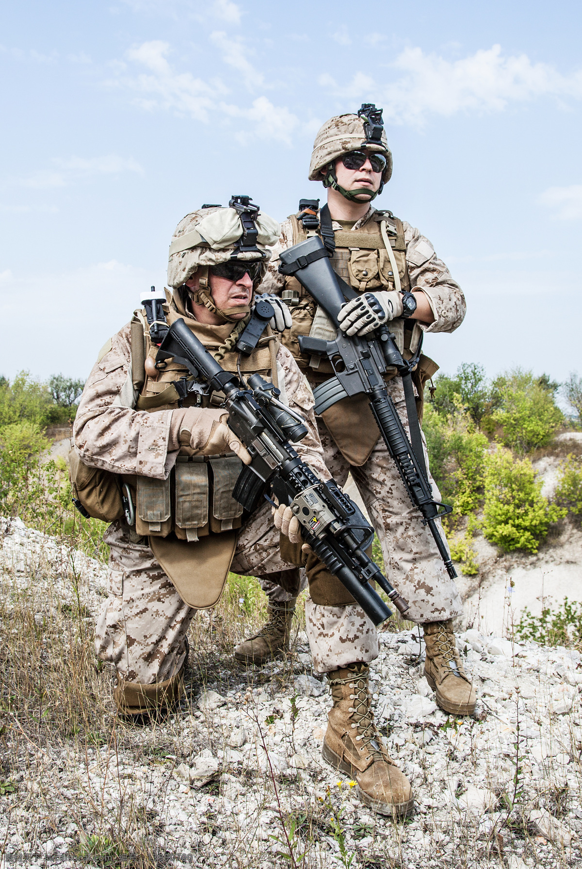 两个 枪 战士 部队 男人 特种兵 迷彩服 军事武器 现代科技
