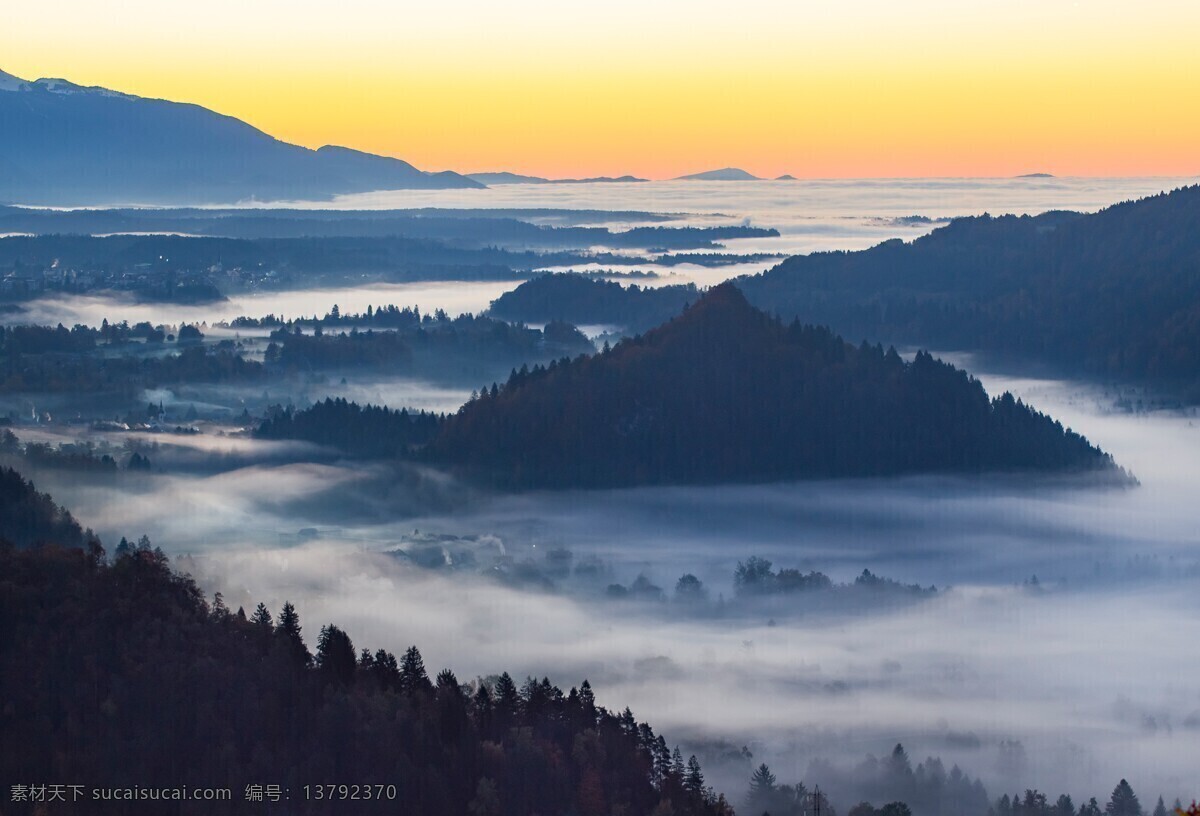 早晨的群山 白雾 迷雾 太阳升起 清晨 高山 风景 自然景观 自然风景