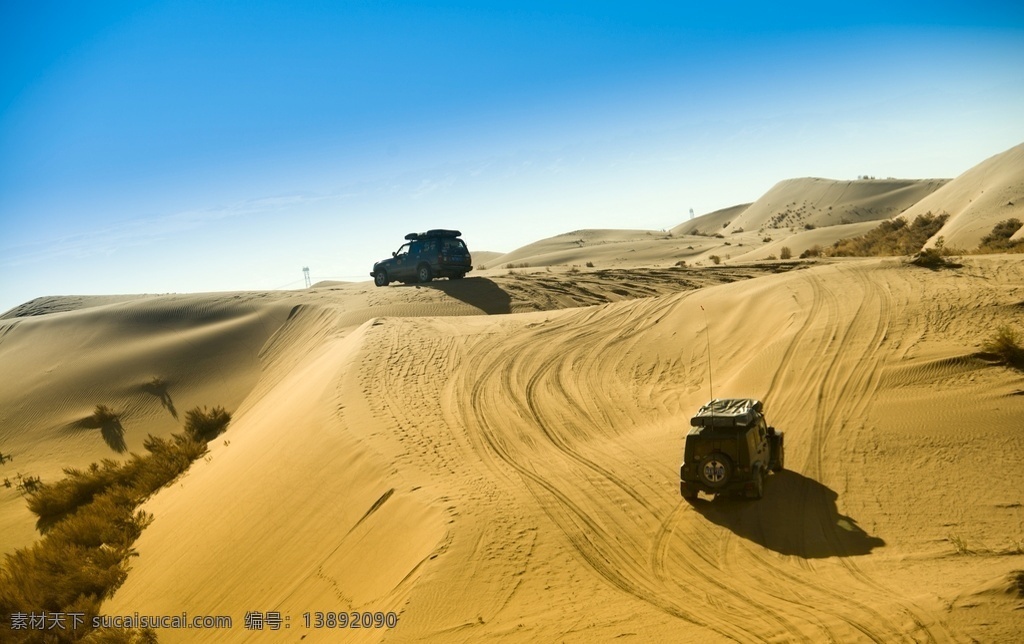 沙漠越野车 沙漠 越野车 赛车 天空 蓝天 金色沙漠 车 汽车 户外 旅游摄影
