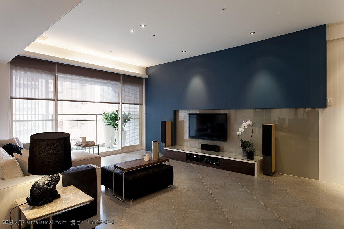 现代 客厅 蓝色 背景 墙 室内装修 效果图 客厅装修 褐色地板 深色家具 方形茶几