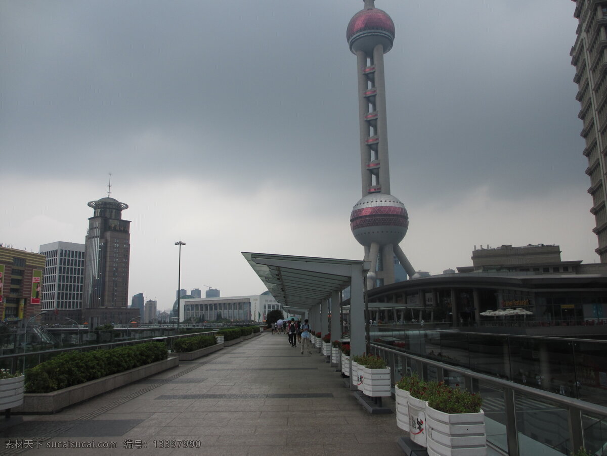 上海东方明珠 旅游景点 明珠塔 上海地标建筑 著名景点 乌云密布 市政花箱工程 新型花箱 钢化玻璃雨棚 钢化玻璃护栏 旅游摄影 国内旅游