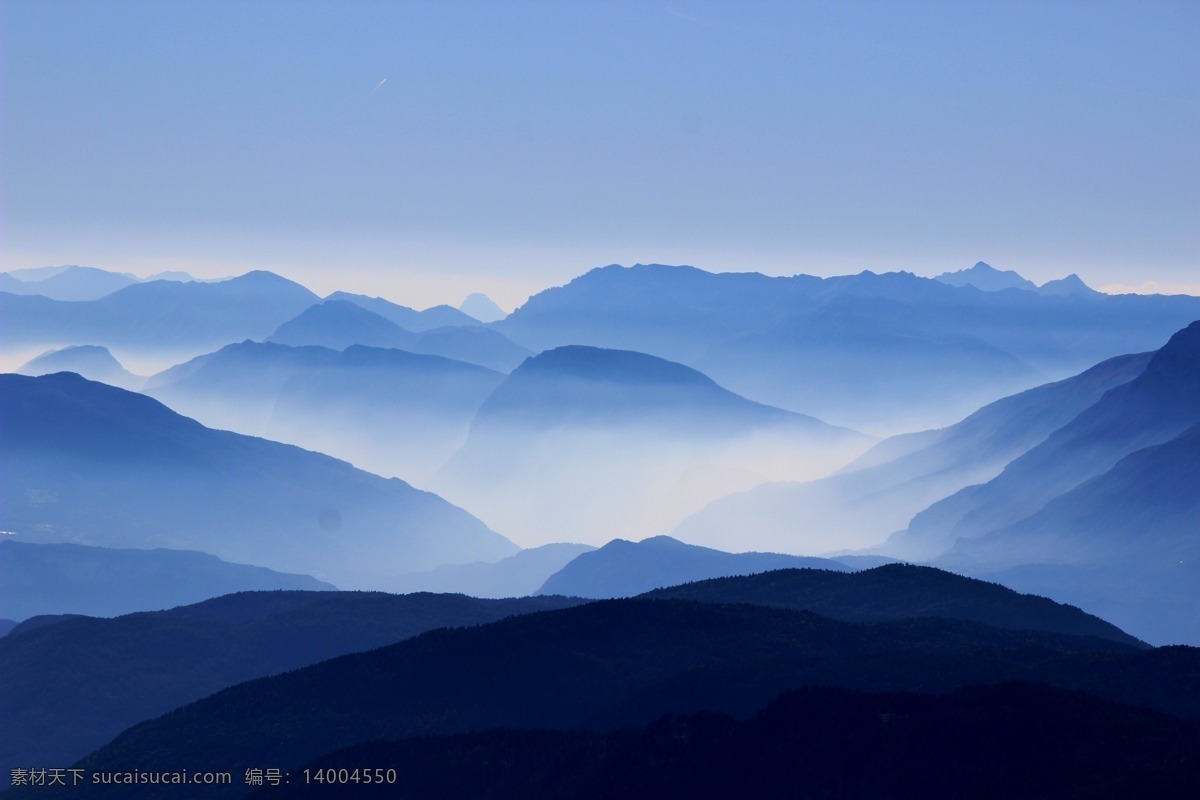 云山 山景观 山峰 大自然 云雾 有雾 小山 风景 桌面壁纸 蓝天群山 自然景观 自然风景