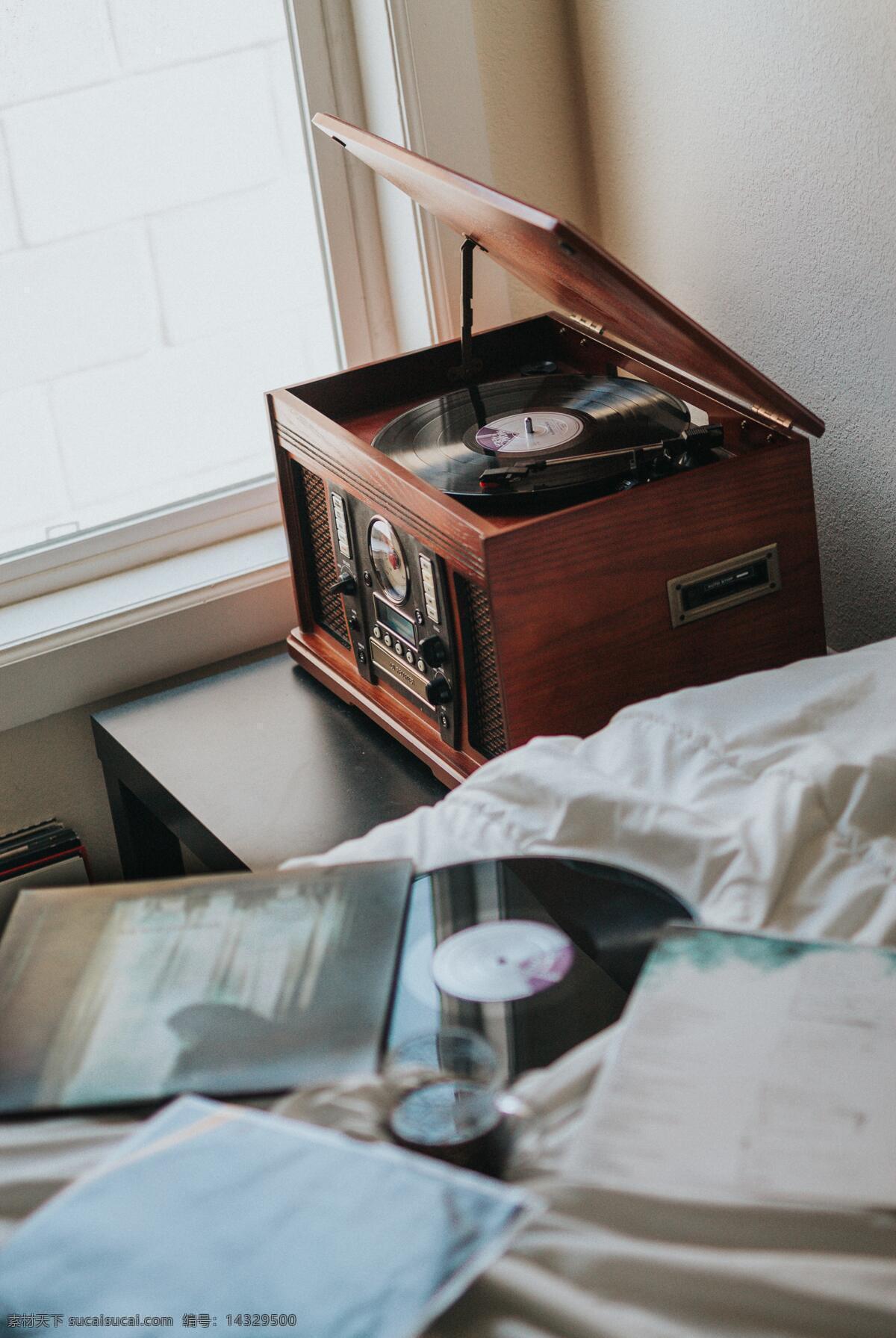 留声机 碟片 音乐 放映机 老物件 老古董 物件 古董 唱片机 唱片 生活百科 生活素材