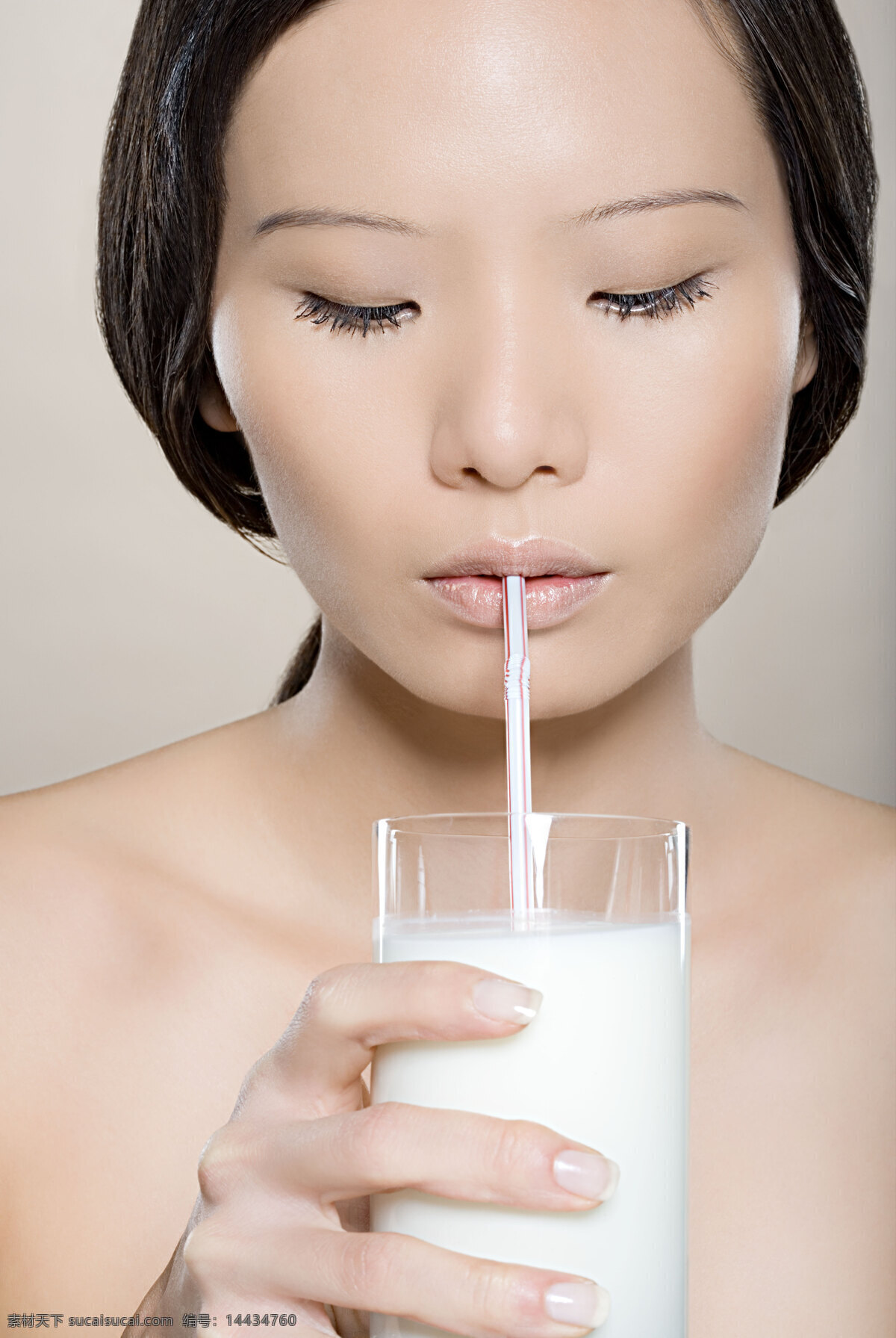 性感美女 喝 牛奶 美女 女人 喝牛奶 白色 乳白 一杯牛奶 吸管 表情 白皙 皮肤 化妆 白嫩 光泽 性感 创意 海报 高清图片 美女图片 人物图片