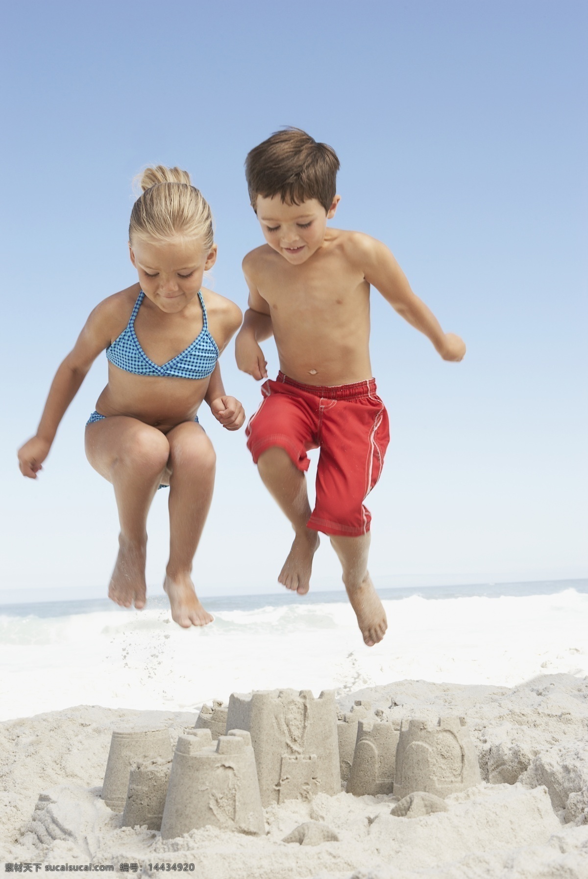 沙滩 上 玩耍 孩子 儿童 男孩 女孩 小男孩 小女孩 幸福 家庭 海边 跳跃 快乐 开心 嬉戏 海浪 稚气 生活人物 人物图库 人物图片