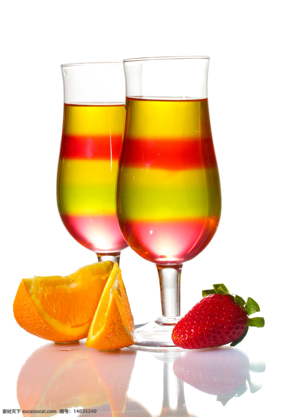 果汁饮料 新鲜水果 玻璃杯 橙子 草莓 酒水饮料 餐饮美食 白色