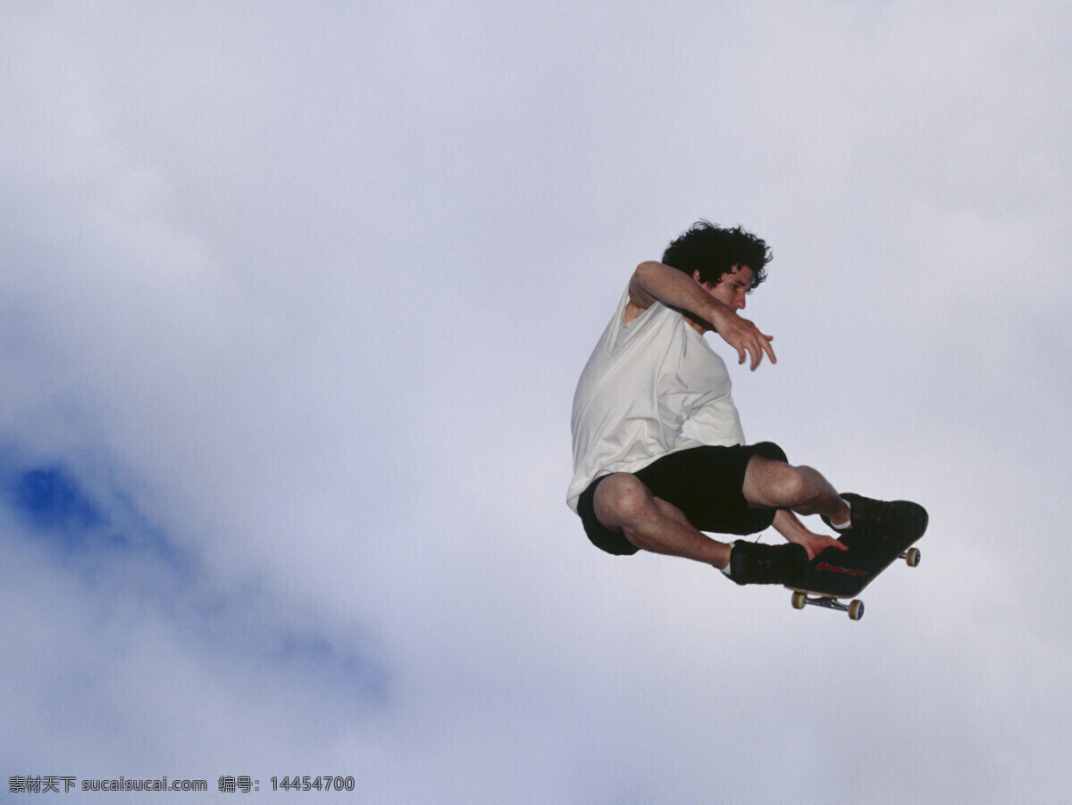 空中 表演 滑板 运动员 滑板青年 跳跃 腾空飞跃 滑板运动 极限运动 时尚青年 外国男性 外国男人 商务人士 人物图片