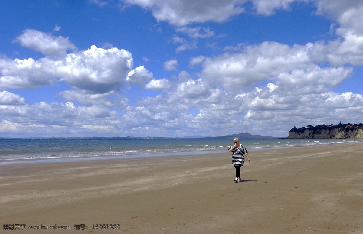 蓝天 白云 云朵 远山 大海 海水 海浪 海滩 游人 散步 休闲 新西兰 海滨 风光 旅游摄影 国外旅游