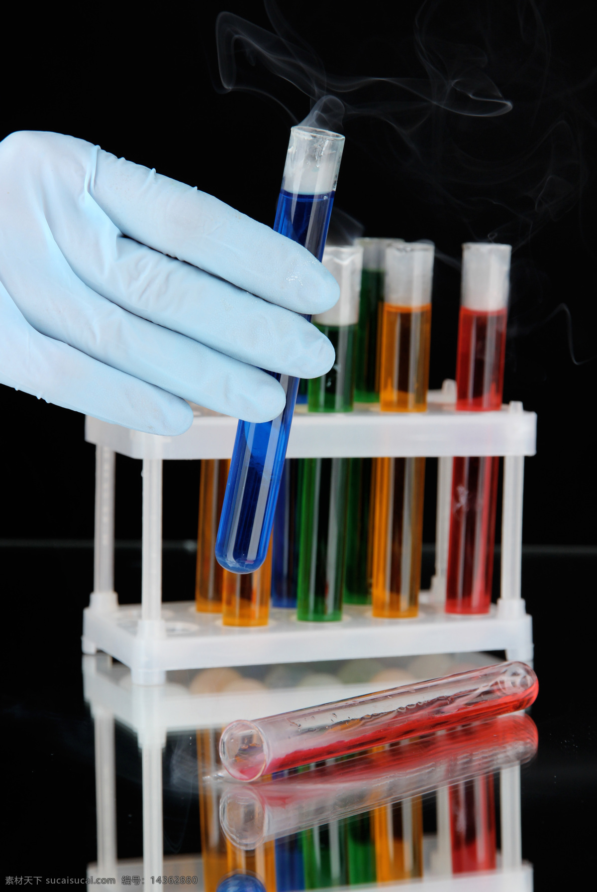手 蓝色 试管 试剂 量杯 试验器皿 液体 化学素材 化学试验 科学研究 生物科技 科技图片 现代科技